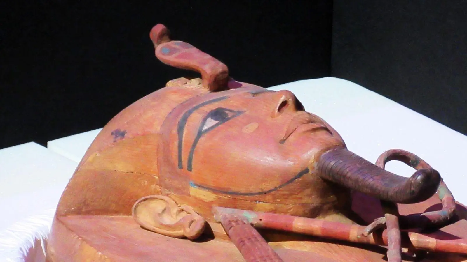 Der Sarkophag von Ramses II. in der Grande Halle de la Villette in Paris in einer Transportkiste: Er wird ab Mitte Juli in Köln zu sehen sein. (zu dpa: „Sarkophag von Ramses II. kommt nach Köln“) (Foto: Sabine Glaubitz/dpa)