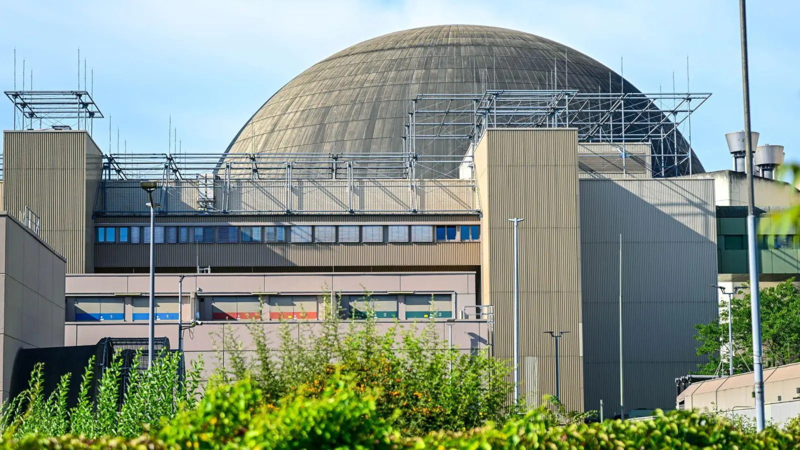 Das Kraftwerk Emsland ist eins der letzten deutschen Atomkraftwerke und wird derzeit zurückgebaut. (Archivbild) (Foto: Sina Schuldt/dpa)