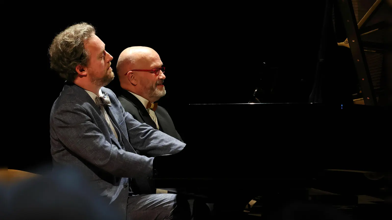 Musizierten ein Mozart-Andante vierhändig: Daniel Beskow (links) und Thomas Rohde beim Abschlusskonzert des Feuchtwanger Klaviersymposiums. (Foto: Thomas Wirth)