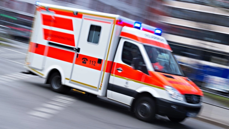 Der Rettungsdienst brachte den Motorradfahrer ins Krankenhaus. (Symbolbild: Nicolas Armer/dpa)