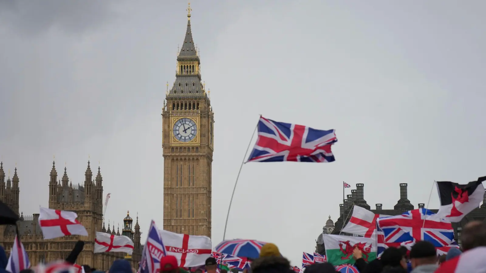 Angeführt und organisiert wurde die rechte Großdemo von dem bekannten britischen Rechtsextremisten Tommy Robinson.  (Foto: Joanna Chan/AP/dpa)