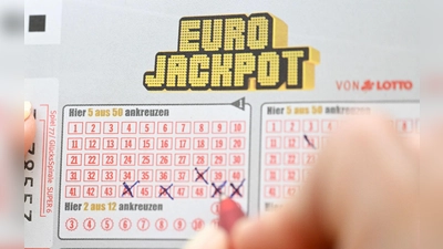 Gleich drei Spielscheine aus Bayern wurden mit den exakt richtigen Zahlen abgegeben. (Symbolbild) (Foto: Bernd Weißbrod/dpa)