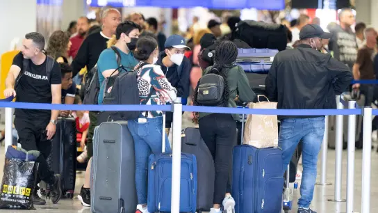 Passagiere warten auf dem Flughafen in Frankfurt am Main auf ihren Check-In. (Foto: Boris Roessler/dpa)