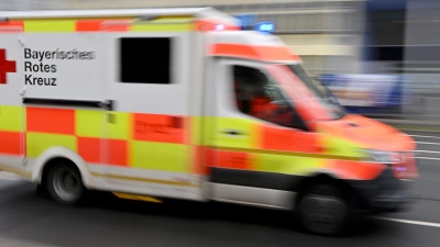 Die Einsatzkräfte eilten zu dem Unfallort. (Symbolbild) (Foto: Peter Kneffel/dpa)