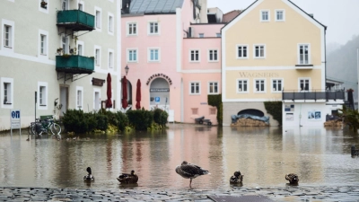 In der Passauer Altstadt ist die Donau über die Ufer getreten. (Foto: Tobias C. Köhler/dpa)