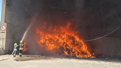 In einer offenen Halle auf der Dettendorfer Deponie ist Sperrmüll in Brand geraten. (Foto: Rainer Weiskirchen)