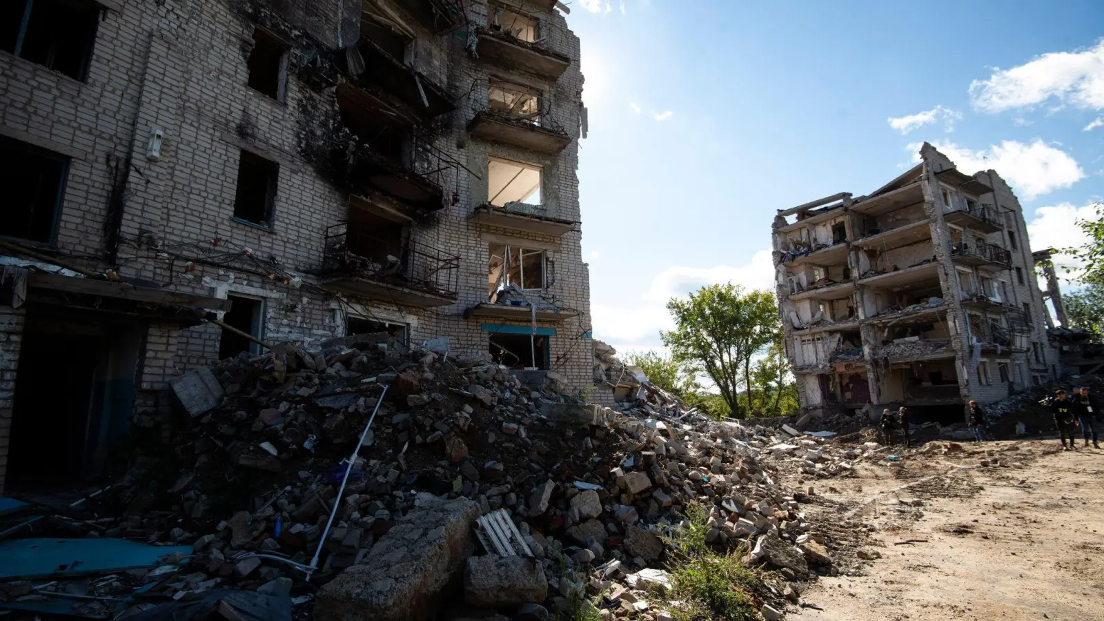 Zerstörte Gebäude stehen in der Stadt Isjum in der Region Charkiw. (Foto: Danylo Antoniuk/ZUMA Press Wire/dpa)