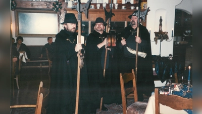 Dieses Foto aus dem Jahr 1995 zeigt das Nachtwächter-Gespann Dieter Gallus, Rudolf Dreyer und Werner Deeg (von links). (Repro: Dieter Gallus)