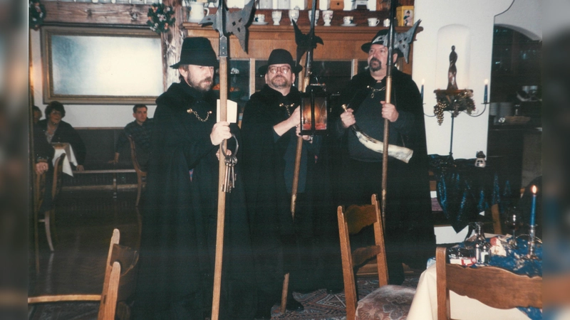 Dieses Foto aus dem Jahr 1995 zeigt das Nachtwächter-Gespann Dieter Gallus, Rudolf Dreyer und Werner Deeg (von links). (Repro: Dieter Gallus)