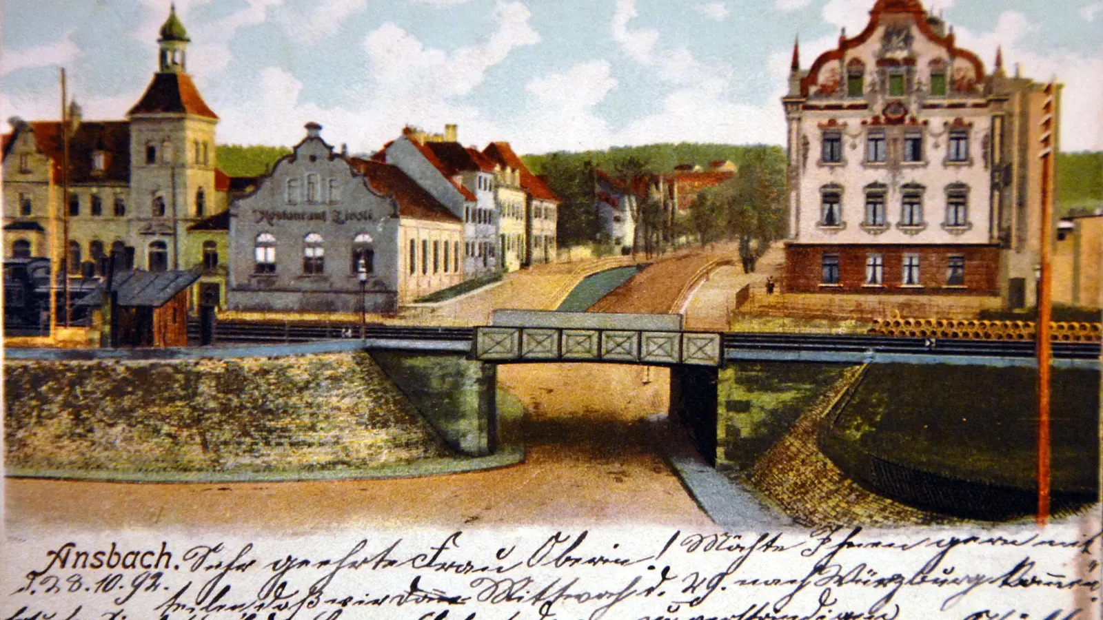 Im Tivoli-Saal an der Straße Richtung Triesdorf finden in den 1920er-Jahren immer wieder Versteigerungen statt. Aus dem Restaurant Tivoli wird später das Evangelische Vereinshaus. Auf dieser alten kolorierten Postkarte ist es links an der Ecke zu sehen. (Repro: Jim Albright)