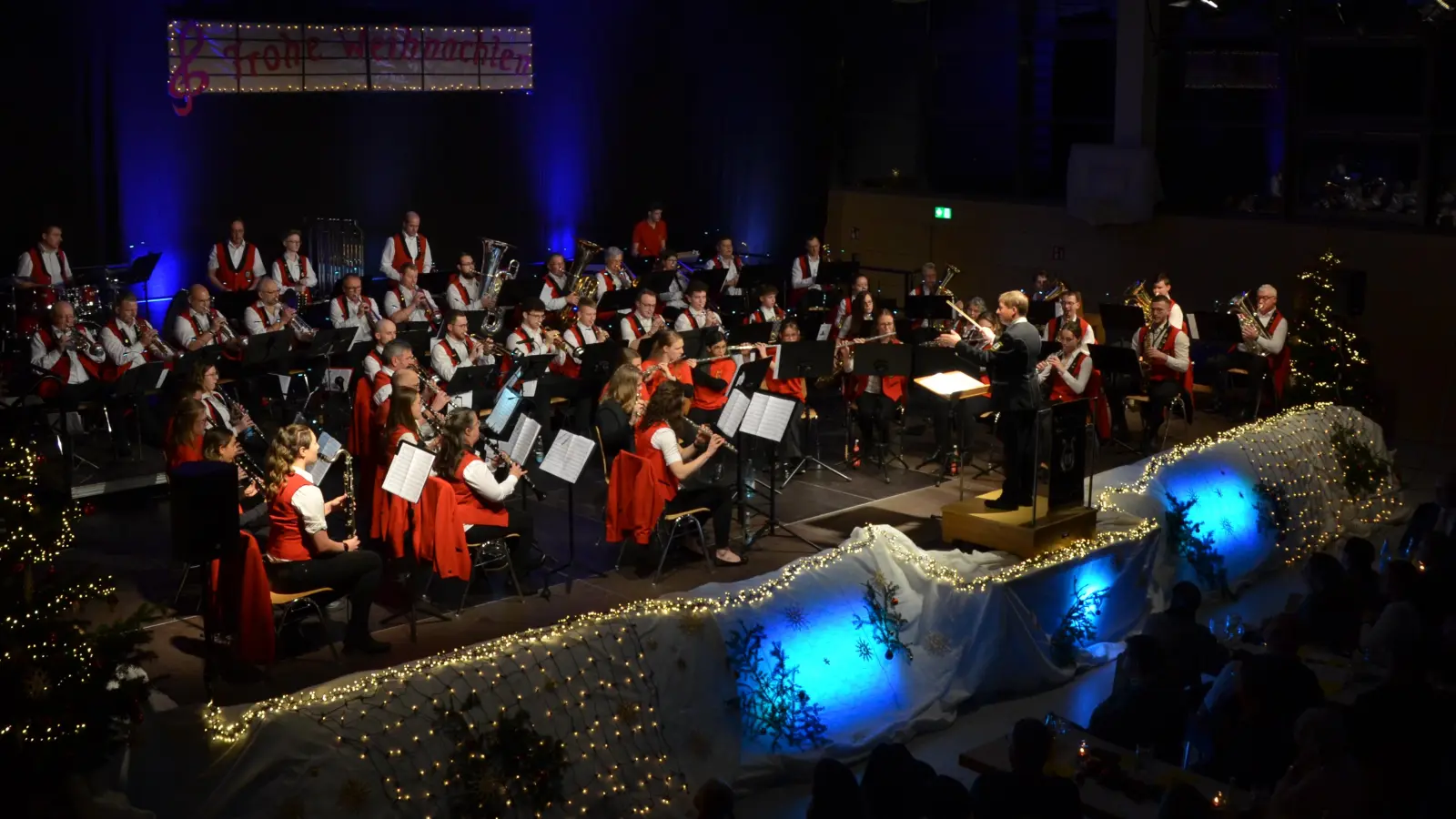 Vor voll besetzten Reihen hat der 1. Europa-Musikzug Dietenhofen einen Tag vor dem Heiligen Abend sein Weihnachtskonzert gespielt, dessen Programm diesmal noch festlicher ausfiel als gewohnt. (Foto: Yvonne Neckermann)