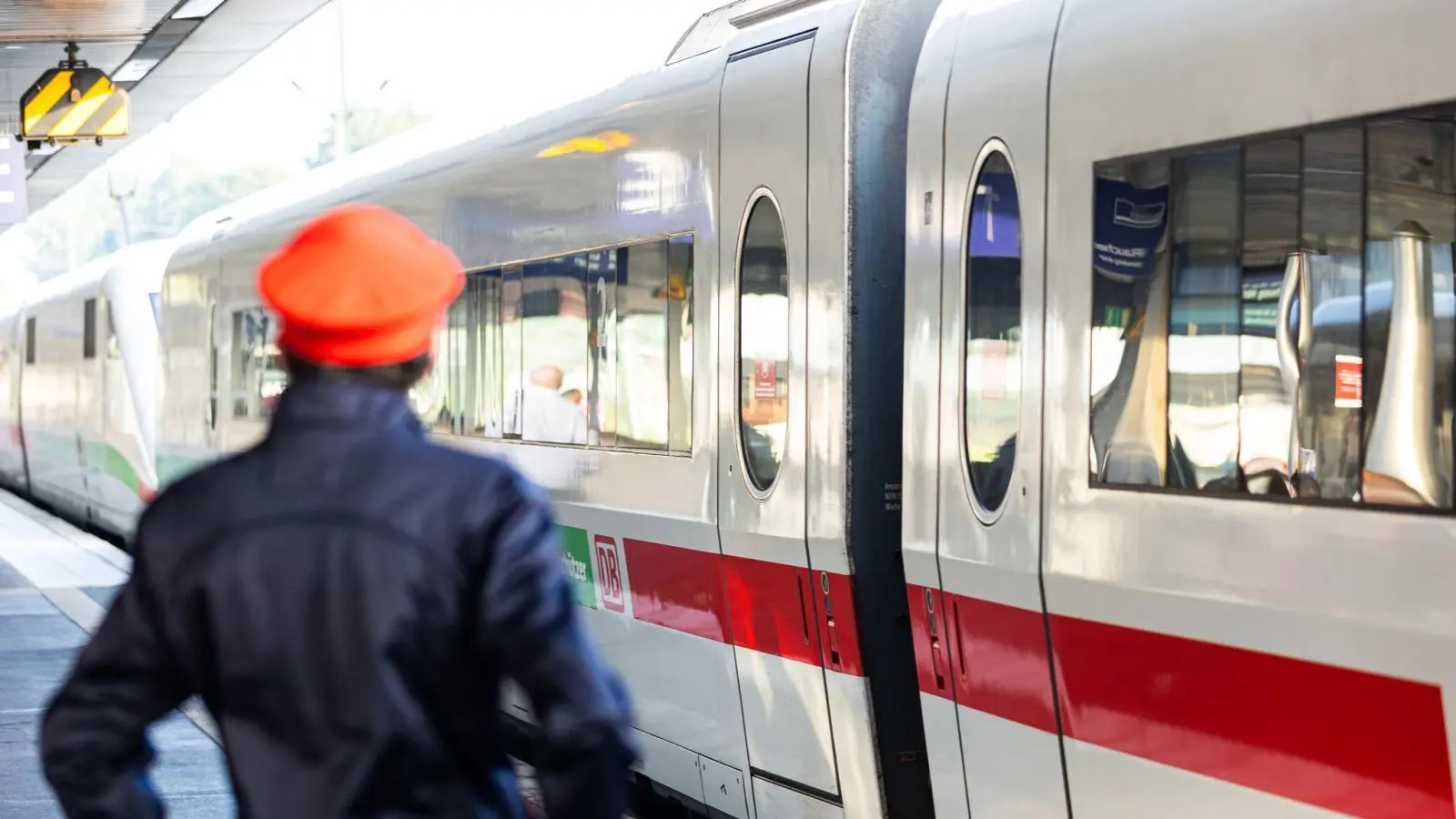 Die Eisenbahn- und Verkehrsgewerkschaft EVG fordert erhebliche Lohnsteigerungen. (Foto: Michael Matthey/dpa)
