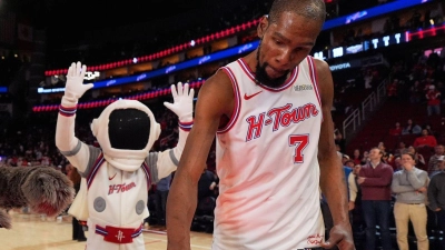Kevin Durant überholte Nowitzki mit Freiwürfen kurz vor Schluss und feierte danach den Sieg der Rockets. (Foto: Ashley Landis/AP/dpa)