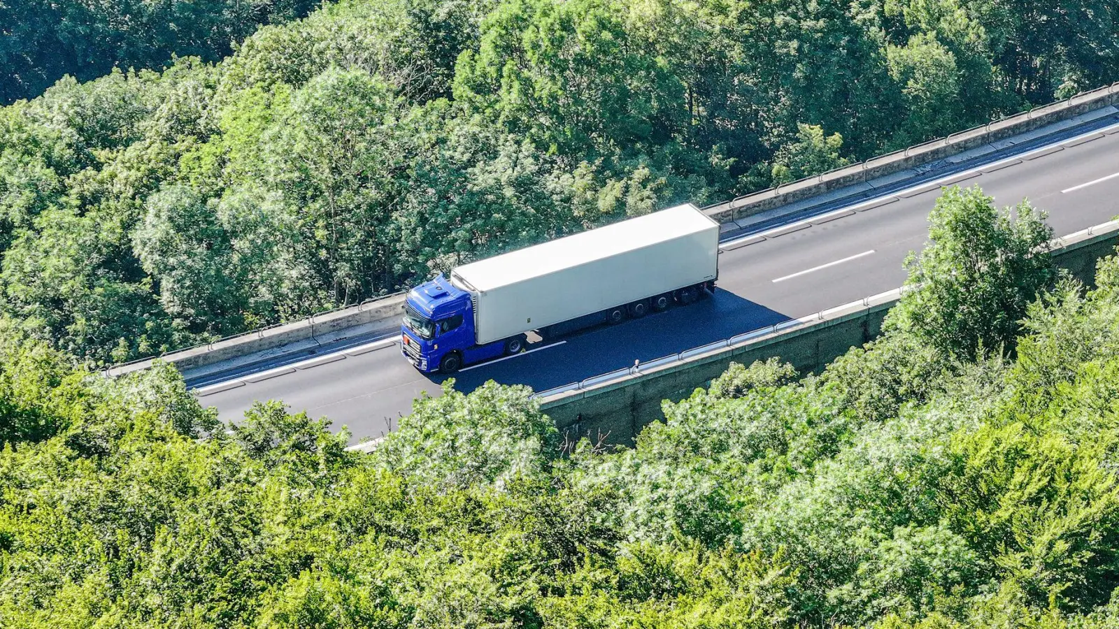 Der Lastwagen mit entzündlichem Gefahrgut steht auf der Autobahn A8 in Fahrtrichtung München. (Foto: Jason Tschepljakow/dpa)