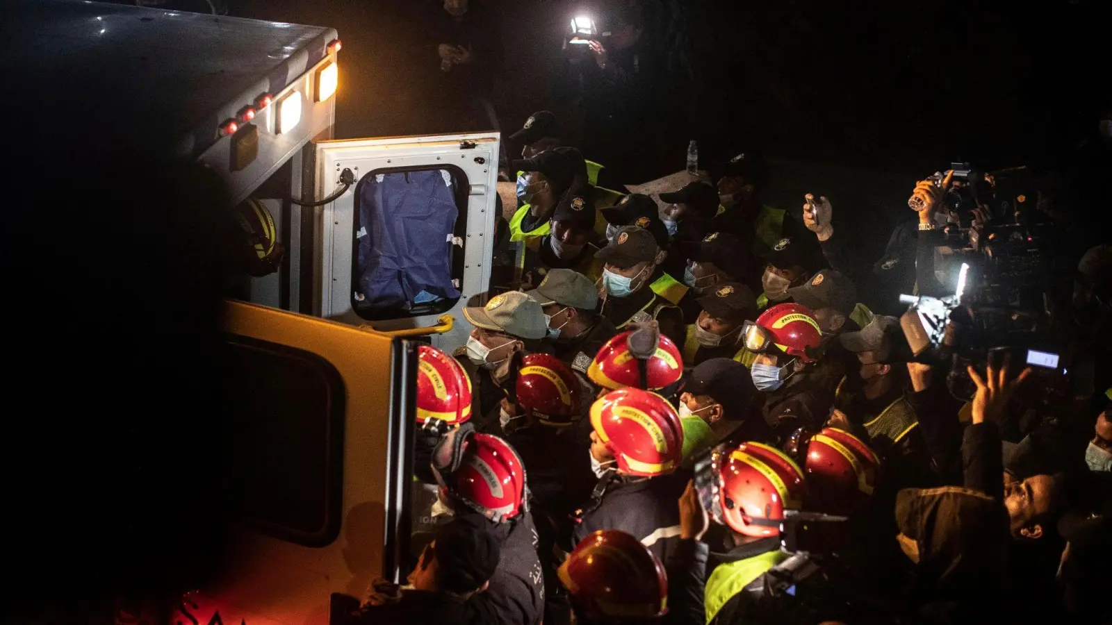 Rettungskräfte legen den Leichnam des fünfjährigen Rayan in einen Krankenwagen. (Foto: Mosa'ab Elshamy/AP/dpa)