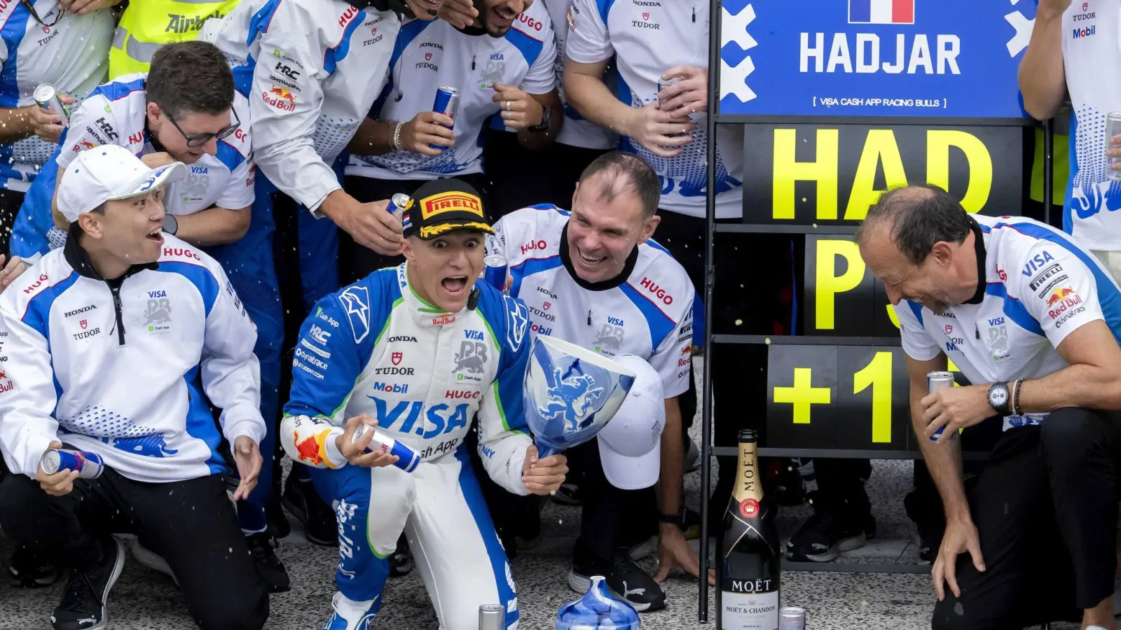 Der Pokal von Isack Hadjar geht zu Bruch. (Foto: Sander Koning/ANP/dpa)