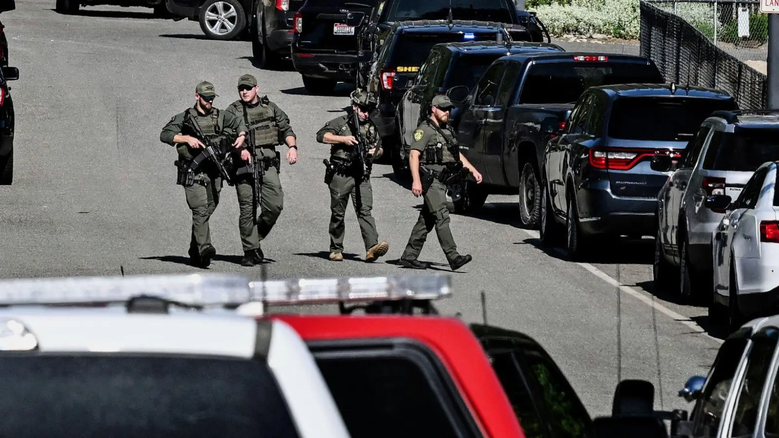 Der Einsatz zog sich lange hin. (Foto: Kathy Plonka/The Spokesman-Review/AP/dpa)