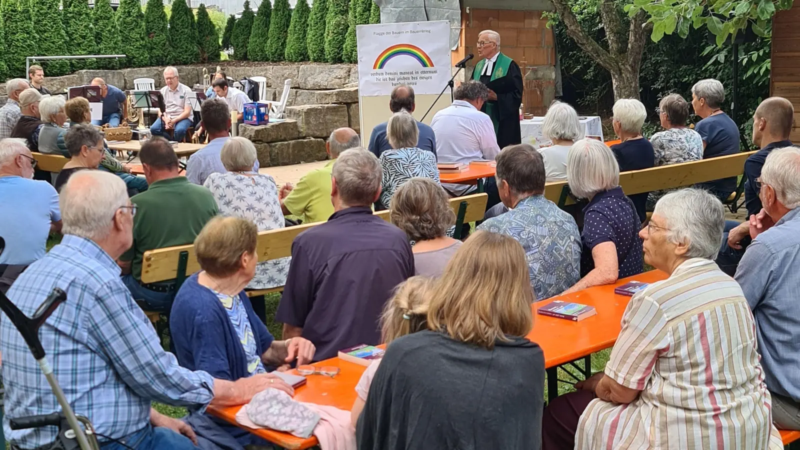 Ein Gottesdienst im Freien fand in Wallmersbach statt. (Foto: Bernhard Haager)