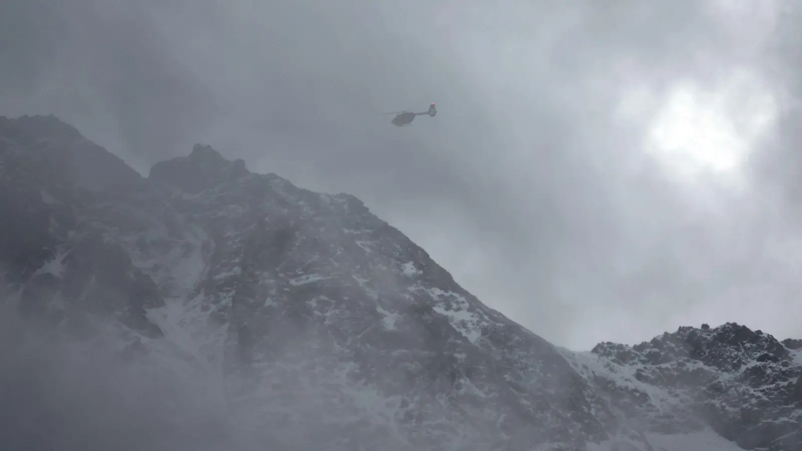 Bei dichtem Nebel muss ein Helikopter Skifahrer vom Berg holen. (Symboldbild)   (Foto: Karl-Josef Hildenbrand/dpa)