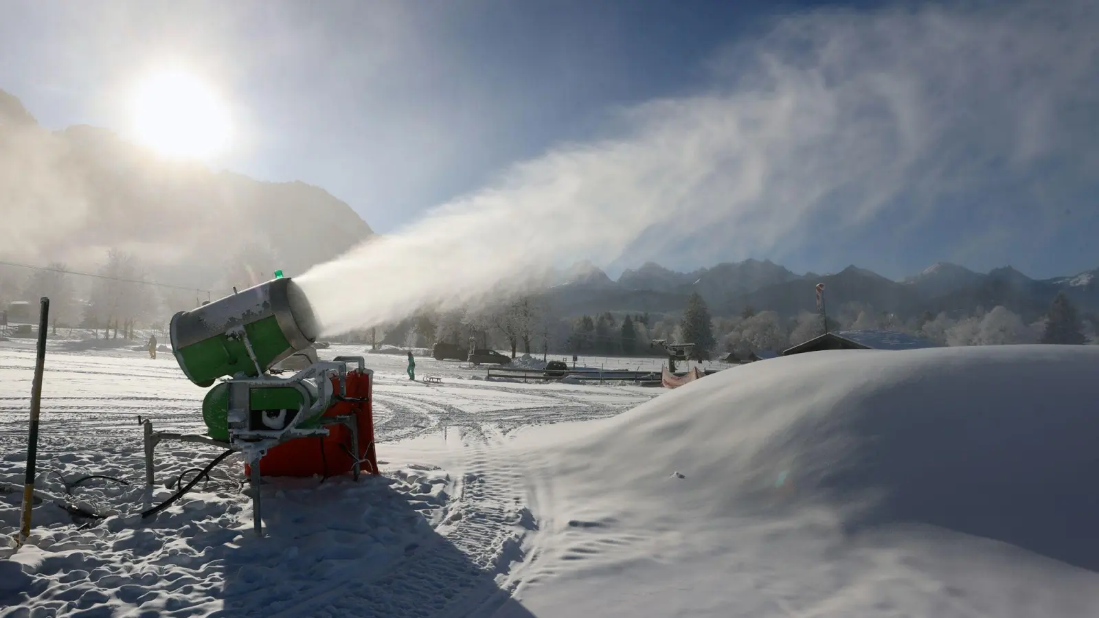 Eine Schneekanone produziert an einer Skipiste am Fuß des Tegelberges Schnee. (Foto: Karl-Josef Hildenbrand/dpa/Archivbild)