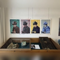Von der lesenden Frau hat der Künstler vier Variationen erstellt. Zum Vergleich lag bei der Vernissage auch das Original bereit. (Foto: Margit Schwandt)