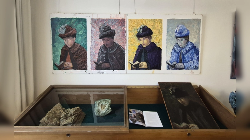 Von der lesenden Frau hat der Künstler vier Variationen erstellt. Zum Vergleich lag bei der Vernissage auch das Original bereit. (Foto: Margit Schwandt)