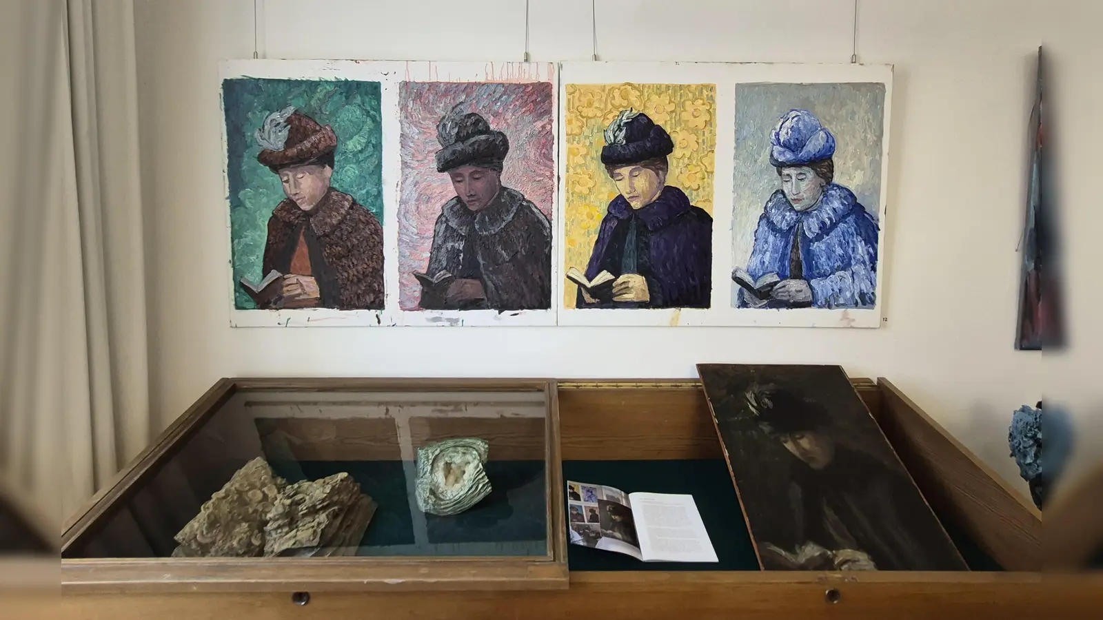 Von der lesenden Frau hat der Künstler vier Variationen erstellt. Zum Vergleich lag bei der Vernissage auch das Original bereit. (Foto: Margit Schwandt)