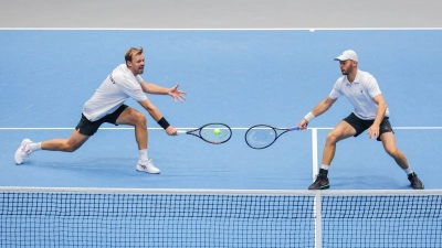 Kevin Krawietz (l) und Tim Pütz (r) sicherten vorzeitig den deutschen Sieg gegen Peru. (Foto: Rolf Vennenbernd/dpa)