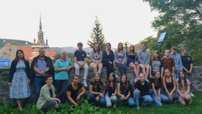 Jugendliche von drei weiterführenden Schulen in Dinkelsbühl erkundeten die Partnerstadt Schäßburg in Siebenbürgen. Dazu gehörten intensive Kontakte mit Land und Leuten. (Foto: privat)