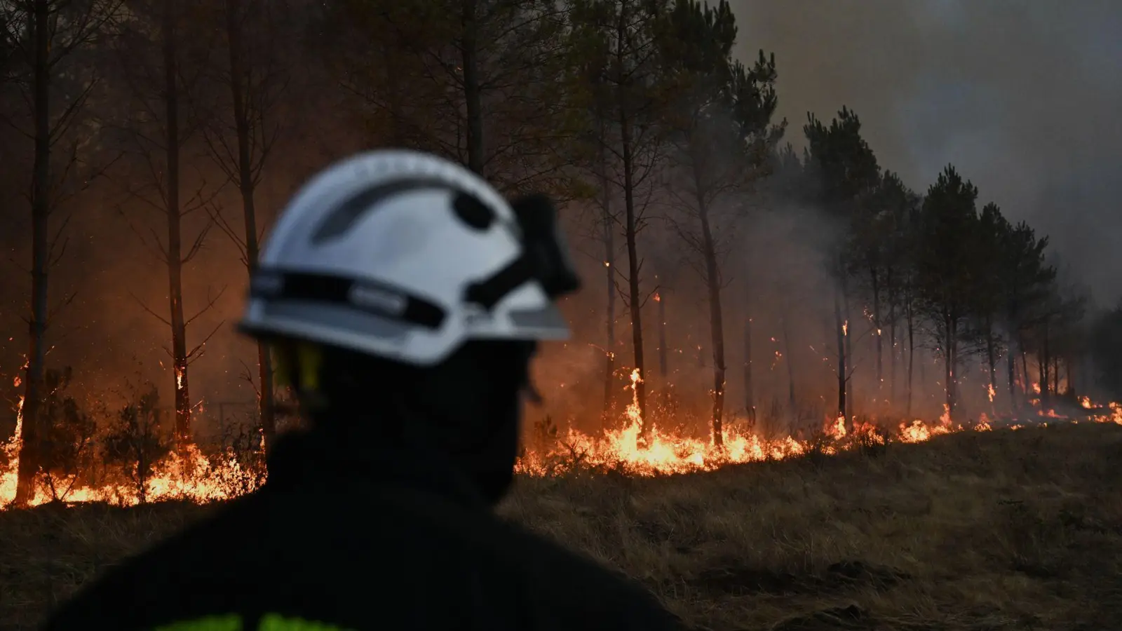 Die Feuerwehr kämpft an der Atlantikküste in Frankreich weiter gegen einen riesigen Waldbrand. (Foto: Emma Da Silva/AP/dpa)