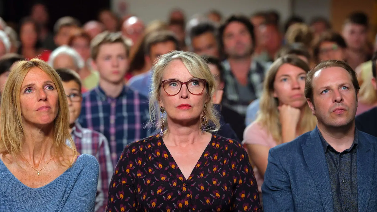 Sandrine Kiberlain (l-r) als Anne Poudoulec, Julie Delpy als Joelle Lesourd und Jean-Charles Clochet als Sebastien Lejeune in einer Szene des Films „Die Barbaren - Willkommen in der Bretagne“ (undatierte Filmszene).  (Foto: -/Weltkino/dpa)