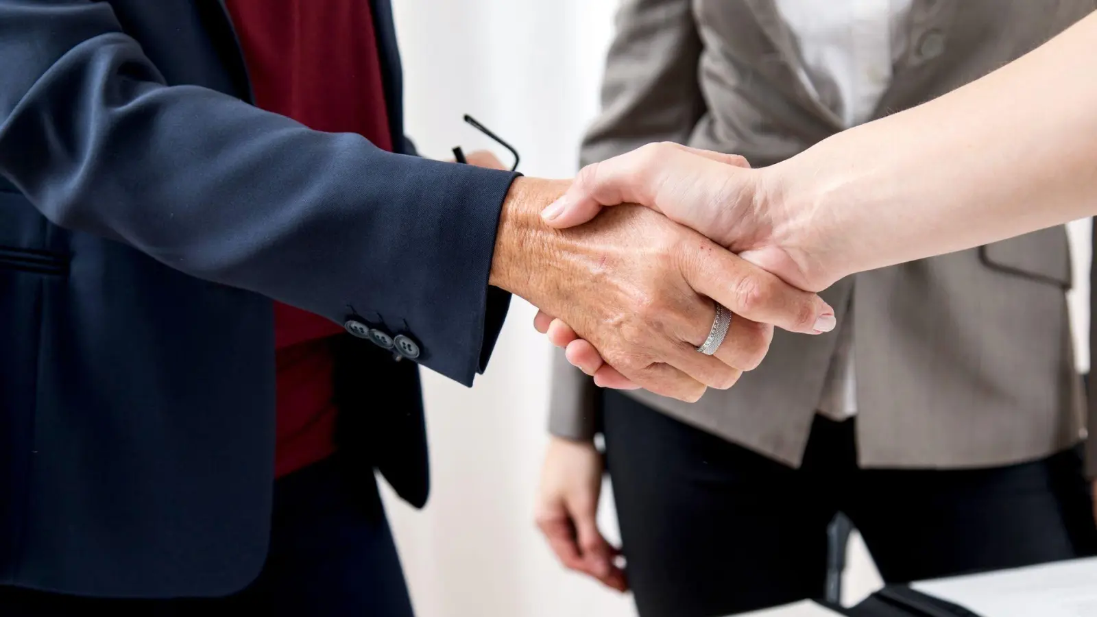 Geht es ums Arbeitsverhältnis, kann ein mündlicher Vertrag ebenso gültig sein wie ein schriftlicher. (Foto: Christin Klose/dpa-tmn)