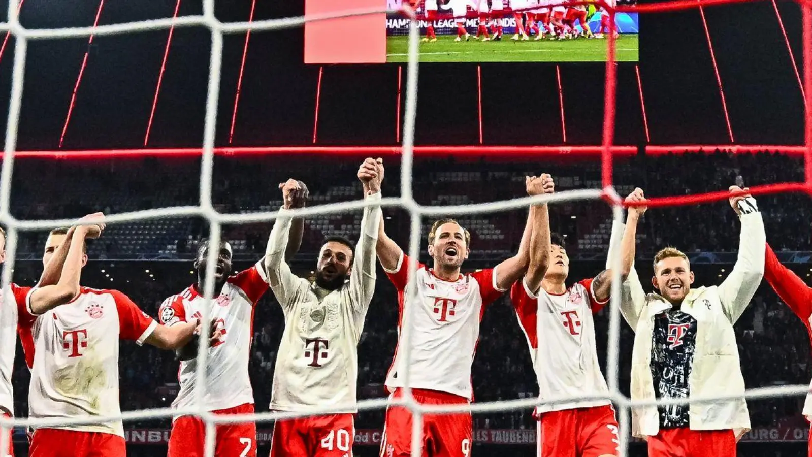 Die Spieler des FC Bayern München feiern den Einzug in Halbfinale der Champions League. (Foto: Tom Weller/dpa)