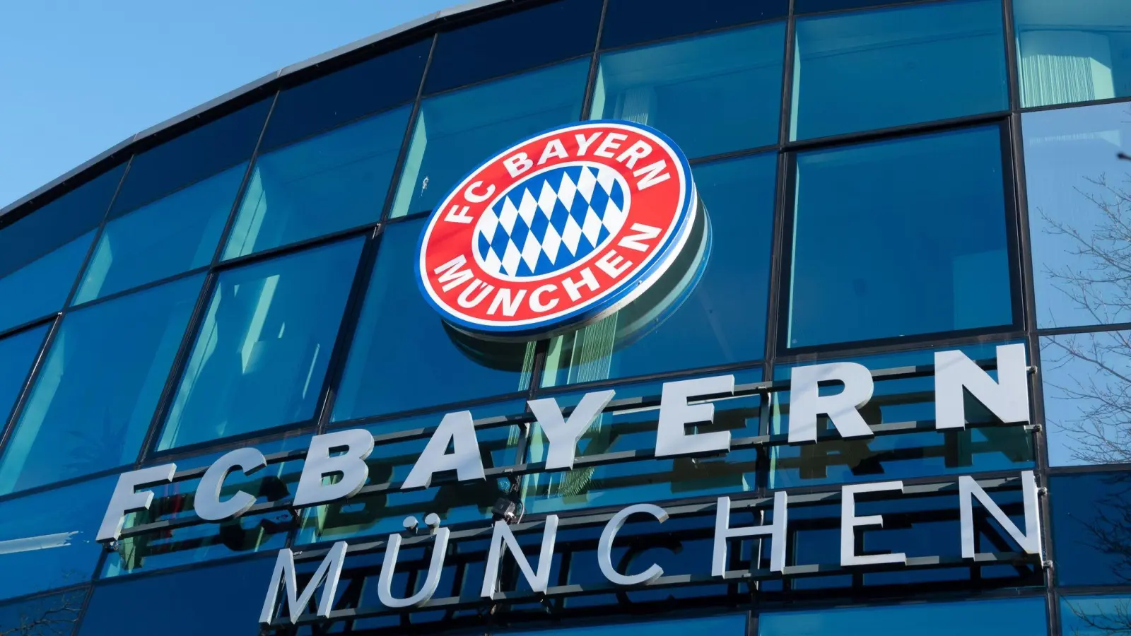 Das Logo des FC Bayern München ist auf dem Vereinsgelände an Säbener Straße zu sehen. (Foto: Jann Philip Gronenberg/dpa)