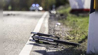 Zu einem schweren Zusammenstoß zwischen einem Kradfahrer und einer Fahrradfahrerin war es am Samstagnachmittag (16.04.2022) auf der B14 in Ansbach gekommen. Die 55-Jährige Unfallverursacherin hatte versucht mit ihrem Fahrrad die Straße überqueren, als sie mit dem Krad kollidierte. Der Fahrer des Motorrads konnte vor Ort erfolgreich reanimiert und schwerverletzt ins Krankenhaus gebracht werden. Die Radfahrerin erlag noch an der Unfallstelle ihren schweren Verletzungen. Ein Gutachter wurde nun an die Einsatzstelle gerufen, um den Hergang nachzuzeichnen. Foto: NEWS5 / Bauernfeind Weitere Informationen... https://www.news5.de/news/news/read/23304 (Foto: NEWS5 / Bauernfeind)