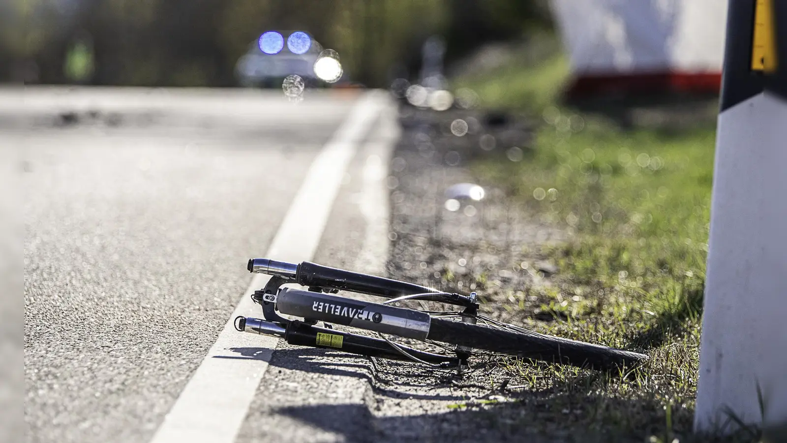 Zu einem schweren Zusammenstoß zwischen einem Kradfahrer und einer Fahrradfahrerin war es am Samstagnachmittag (16.04.2022) auf der B14 in Ansbach gekommen. Die 55-Jährige Unfallverursacherin hatte versucht mit ihrem Fahrrad die Straße überqueren, als sie mit dem Krad kollidierte. Der Fahrer des Motorrads konnte vor Ort erfolgreich reanimiert und schwerverletzt ins Krankenhaus gebracht werden. Die Radfahrerin erlag noch an der Unfallstelle ihren schweren Verletzungen. Ein Gutachter wurde nun an die Einsatzstelle gerufen, um den Hergang nachzuzeichnen. Foto: NEWS5 / Bauernfeind Weitere Informationen... https://www.news5.de/news/news/read/23304 (Foto: NEWS5 / Bauernfeind)