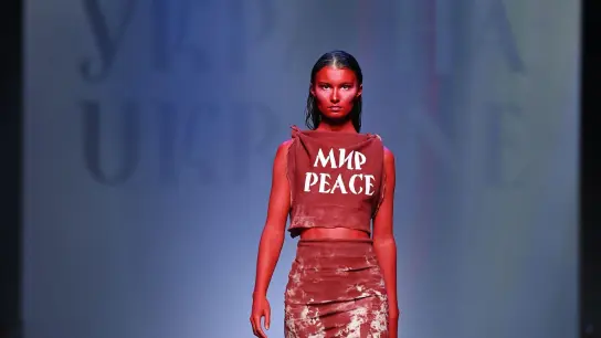 Designer Jean Gritsfeldt aus Kiew schickte seine Models unter anderem in diesem blutig-roten Outfit über den Laufsteg. (Foto: Jens Kalaene/dpa-Zentralbild/dpa)