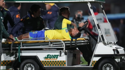 Brasiliens Neymar wird vom Spielfeld gefahren. Im WM-Qualifikationsspiel in Uruguay hat sich der Spieler das vordere Kreuzband sowie den Meniskus im linken Knie gerissen. (Foto: Matilde Campodonico/AP)
