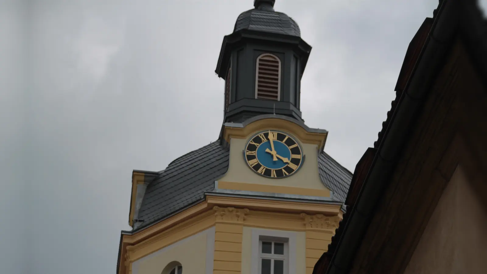 Die Sanierung des Herrieder Tors ist in der Endphase. Sogar die Uhr und das Glockenspiel gehen nun wieder. (Foto: Robert Maurer)