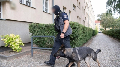 Einsatzkräfte der Polizei führen eine Razzia gegen eine Neonazi-Gruppe in Berlin-Alt-Hohenschönhausen durch. (Foto: Paul Zinken/dpa)