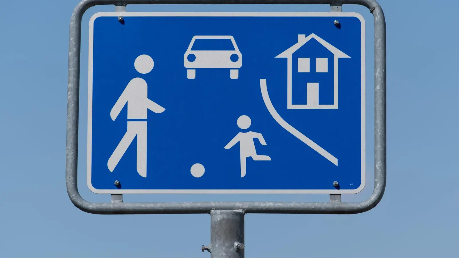 Verkehrsberuhigte Zone: Hier müssen Autofahrer ganz besonders gut aufpassen und dürfen unter anderem nur Schritttempo fahren. (Foto: Uwe Anspach/dpa/dpa-tmn)