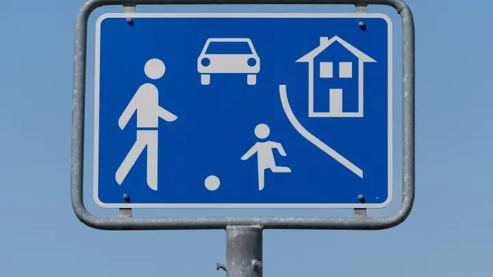 Verkehrsberuhigte Zone: Hier müssen Autofahrer ganz besonders gut aufpassen und dürfen unter anderem nur Schritttempo fahren. (Foto: Uwe Anspach/dpa/dpa-tmn)
