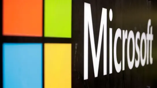 Das Microsoft-Firmenlogo: Das Unternehmen geht auf europäische Cloud-Anbieter zu. (Foto: Rick Rycroft/AP/dpa)