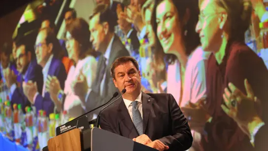 Markus Söder, Parteivorsitzender der CSU, steht während einer Rede auf der Bühne. (Foto: Karl-Josef Hildenbrand/dpa)