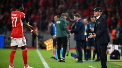 Arbeiteten schon bei Union Berlin zusammen: Urs Fischer (r) und Sheraldo Becker. (Archivbild) (Foto: Sebastian Christoph Gollnow/dpa)