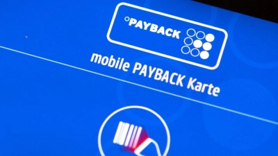 Die Payback-App auf einem Smartphone: Das Unternehmen hat Edeka und die Sparkassen als künftige Partner gewonnen. (Foto: Sina Schuldt/dpa)