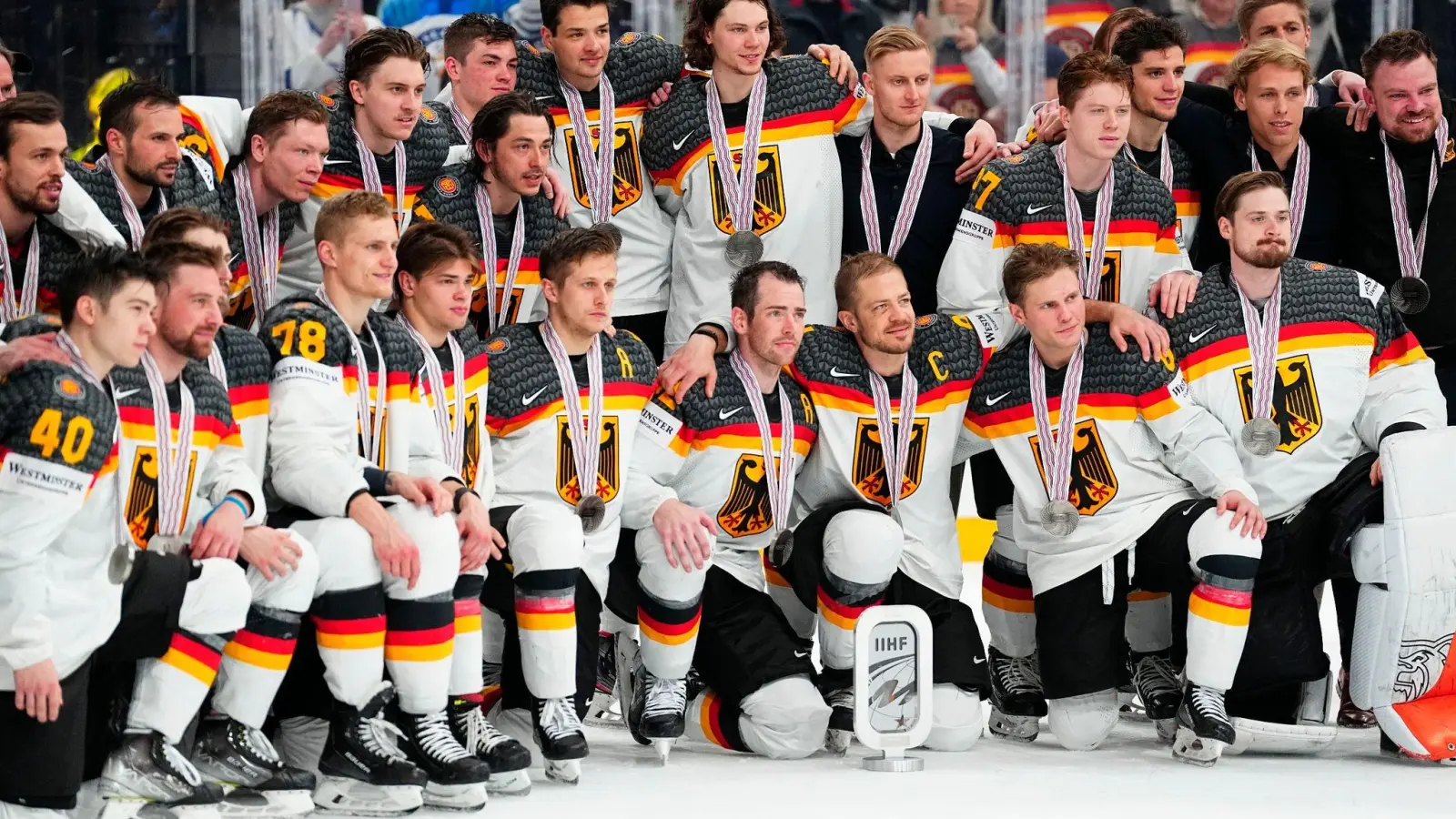 Das deutsche Nationalteam posiert nach dem Gewinn der Silbermedaille für ein Foto. (Foto: Pavel Golovkin/AP)