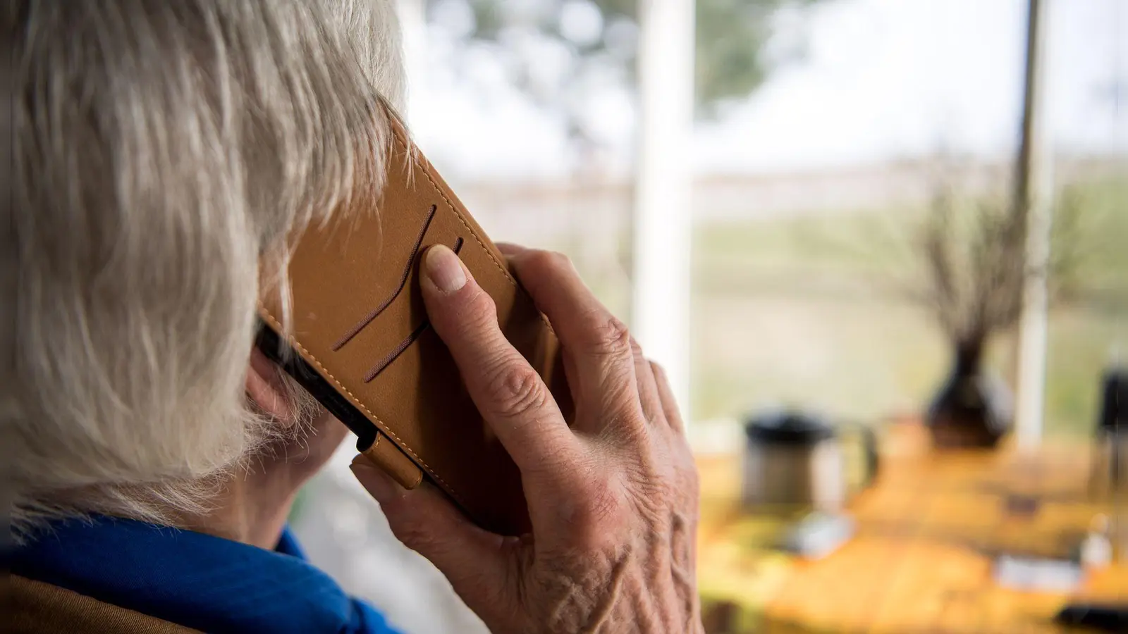 Weil ihr 14 Jahre alter Enkelsohn lieber schlief, als in den Unterricht zu gehen, rief die Großmutter die Polizei. (Symbolbild: Sebastian Gollnow/dpa)