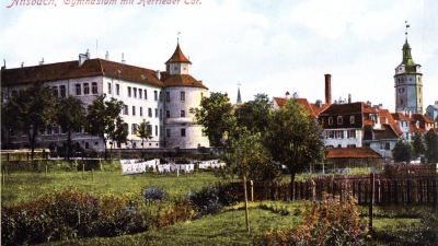 Eine historische Ansbach-Ansicht: Diese kolorierte Postkarte zeigt das Gymnasium Carolinum (links) und das Herrieder Tor. (Repro: Alexander Biernoth)