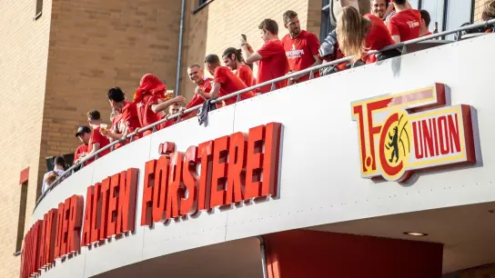 Die Mannschaft des 1. FC Union Berlin präsentiert sich den Fans auf dem Balkon an der Alten Försterei. (Foto: Andreas Gora/dpa)